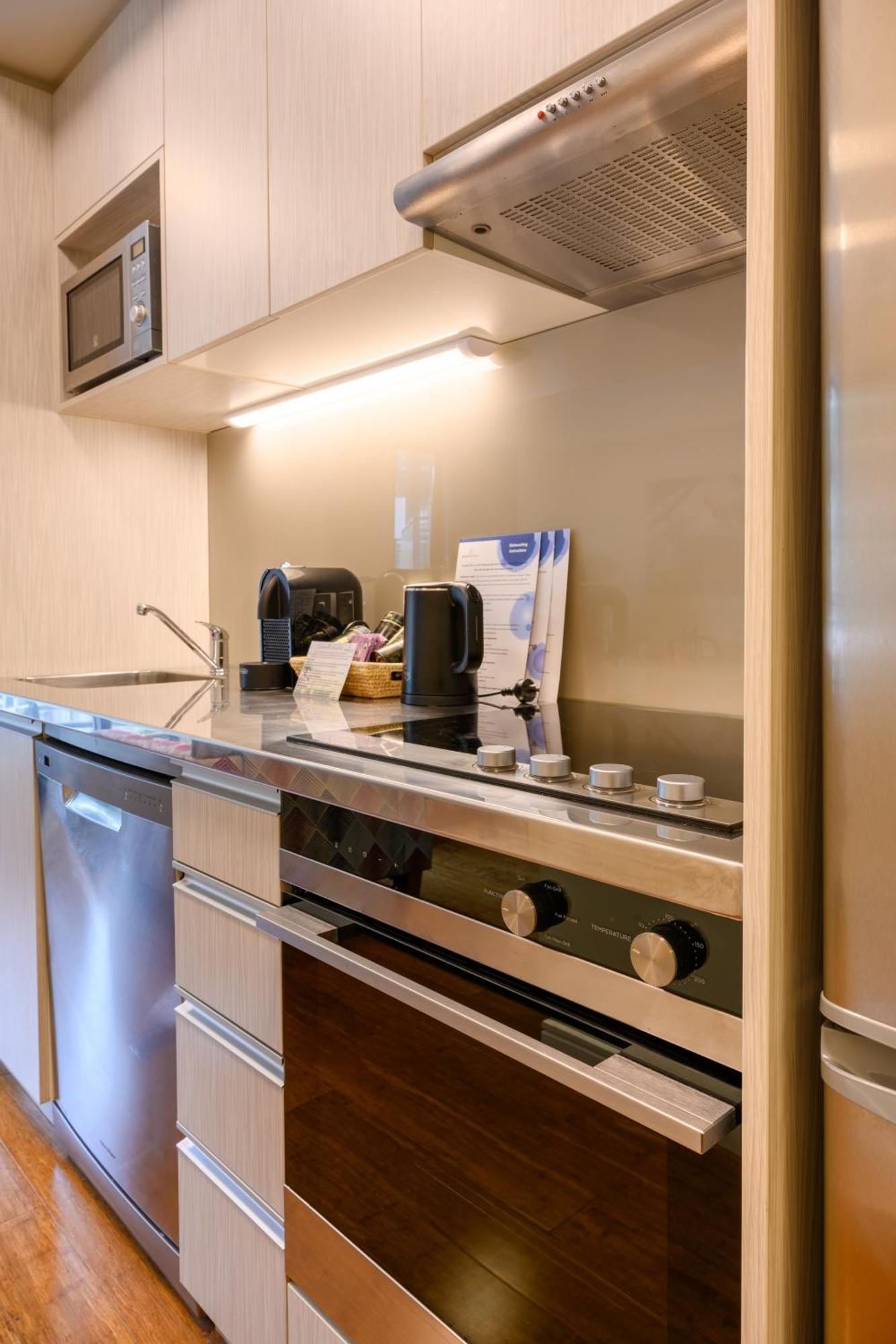 Boulcott Suites Wellington Kültér fotó A kitchen in a serviced apartment