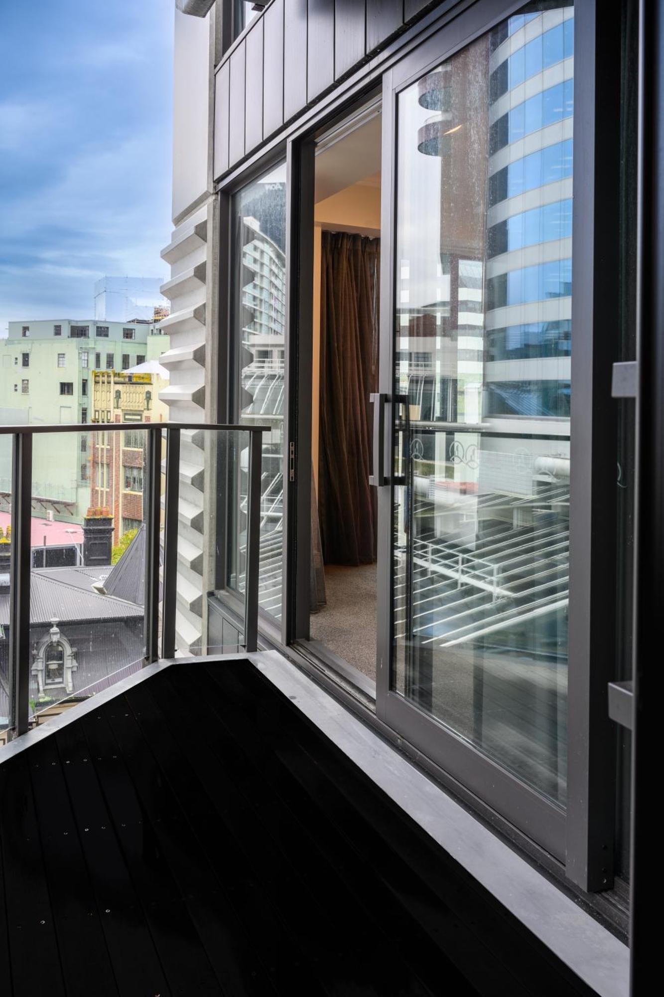 Boulcott Suites Wellington Kültér fotó A glass door