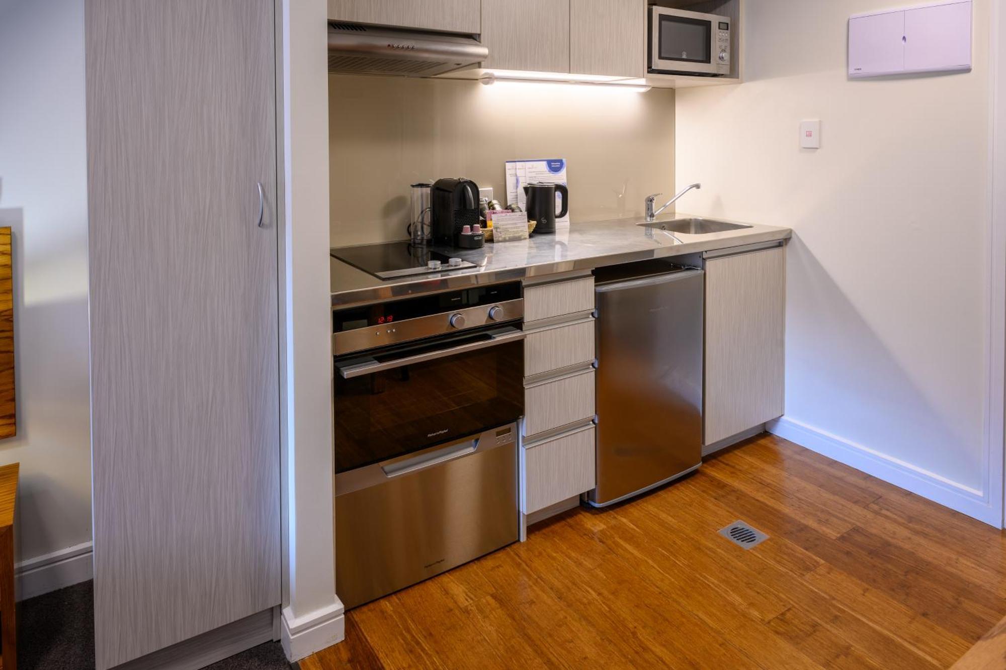 Boulcott Suites Wellington Kültér fotó A kitchenette in a hotel room