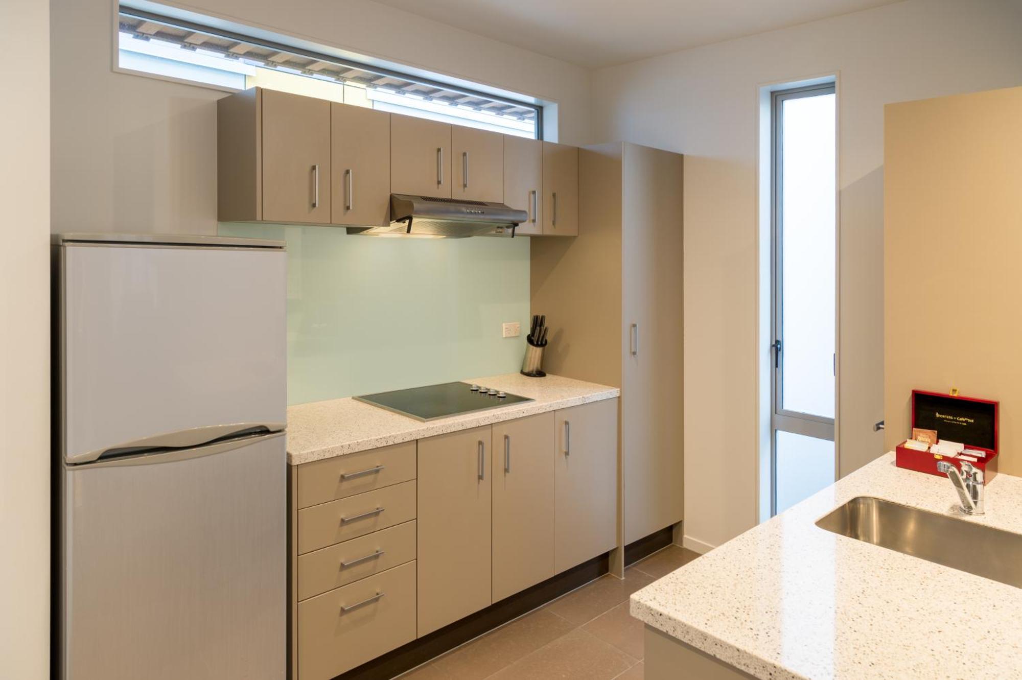 Boulcott Suites Wellington Kültér fotó A typical kitchen in a student apartment