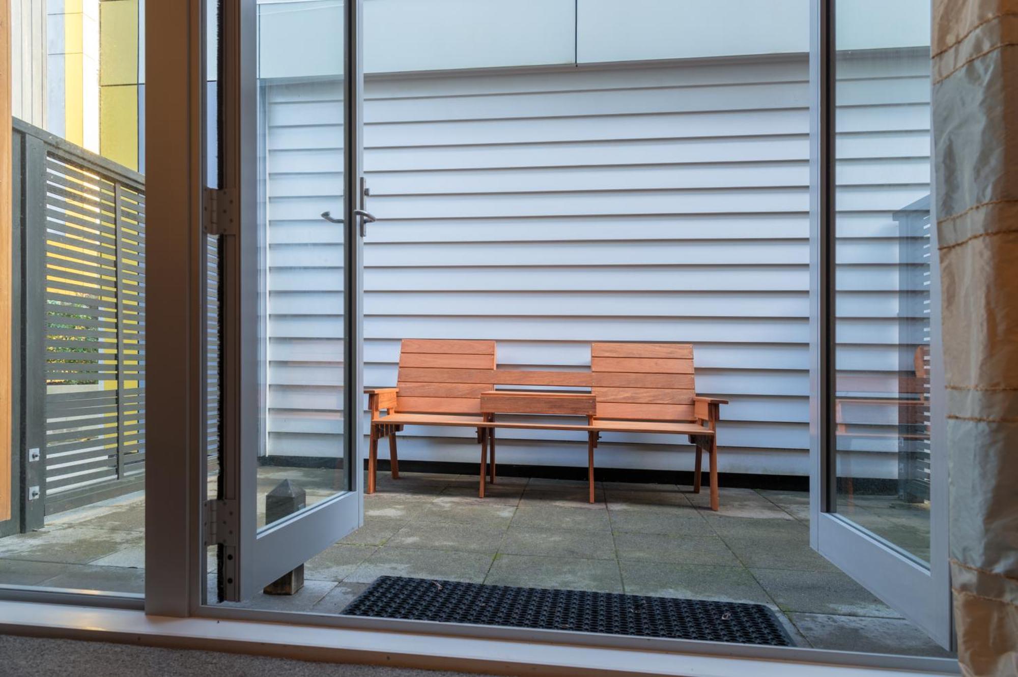 Boulcott Suites Wellington Kültér fotó A glass door